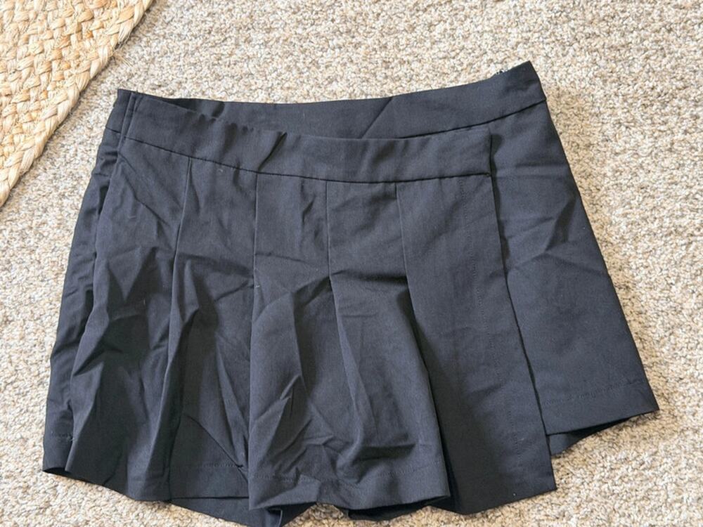 Pac sun m pleaded skort black EUC 2454